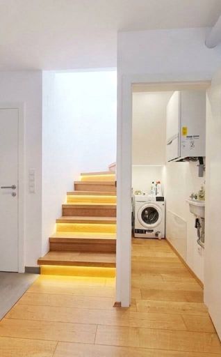 Gäste-WC | Aufgang Wohnzimmer | Abstellraum mit WM-Anschluss