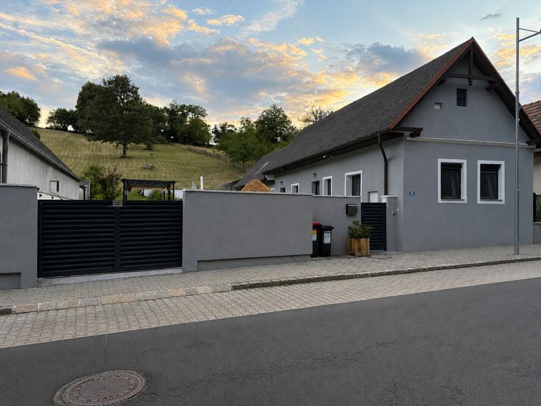 Hausansicht Straße (Auto mit KI entfernt)