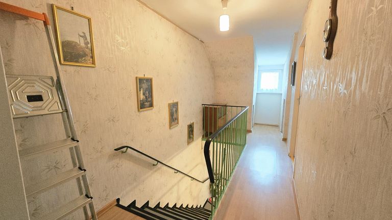 16 Stiegenabgang