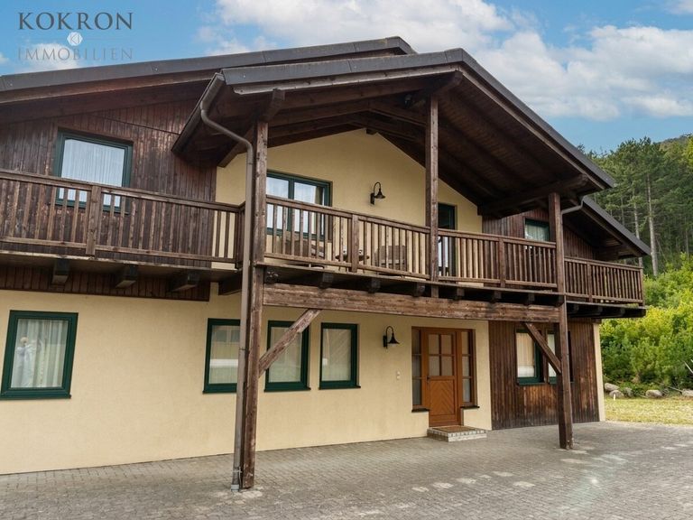 Wohnhaus mit großzügigem Balkon