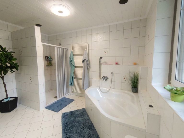 Bad mit Wanne / Dusche EG