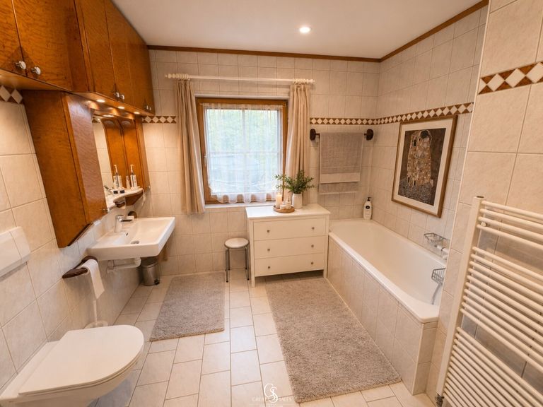 Badezimmer-1 (Erdgeschoss) - mit extra großer, barrierefreier Dusche  (rollstuhlgerecht)