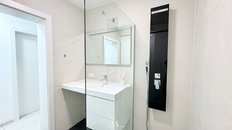 Modern ausgestattetes Badezimmer