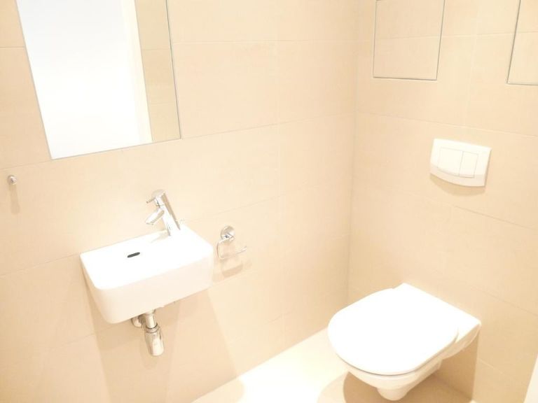 WC mit Waschbecken
