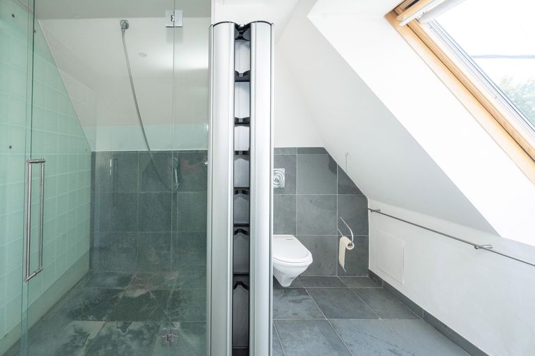 Dusche u. WC im DG