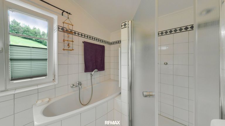 Bad mit Wanne und großer Dusche