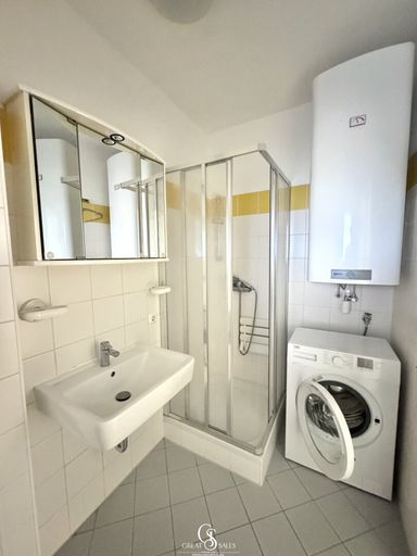 Badezimmer mit Dusche und Waschmaschinenanschluss