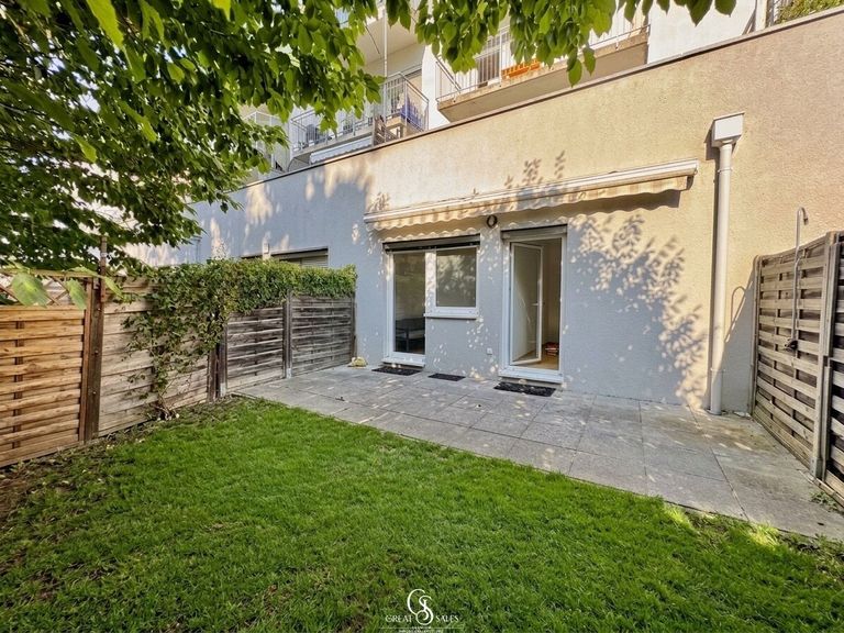 Terrasse mit Gartenbereich