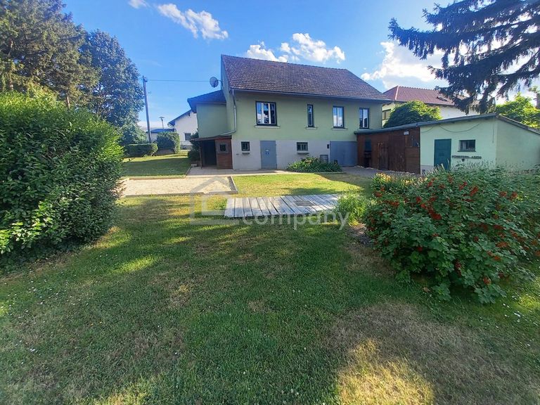 Blick vom Garten zum Haus