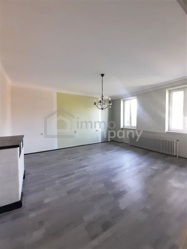 geräumiges Wohnzimmer