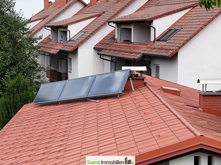 Solar-Modul am Dach für Warmwasser-Aufbereitung