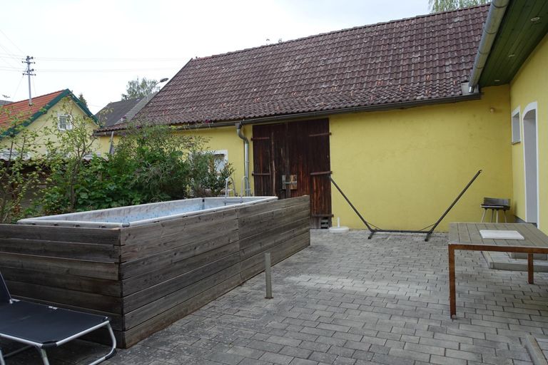 Hof mit Pool