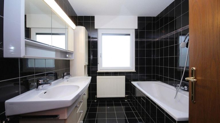 Bad mit Wanne und Dusche