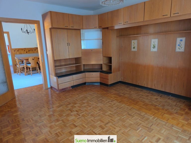 Wohnzimmer, dahinter Eßzimmer, dahinter Küche