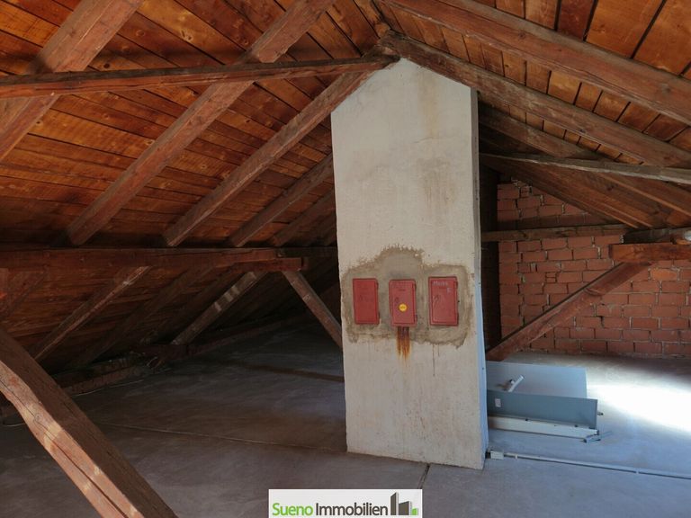 Rohdachboden, Kamin und Dachbodenluke