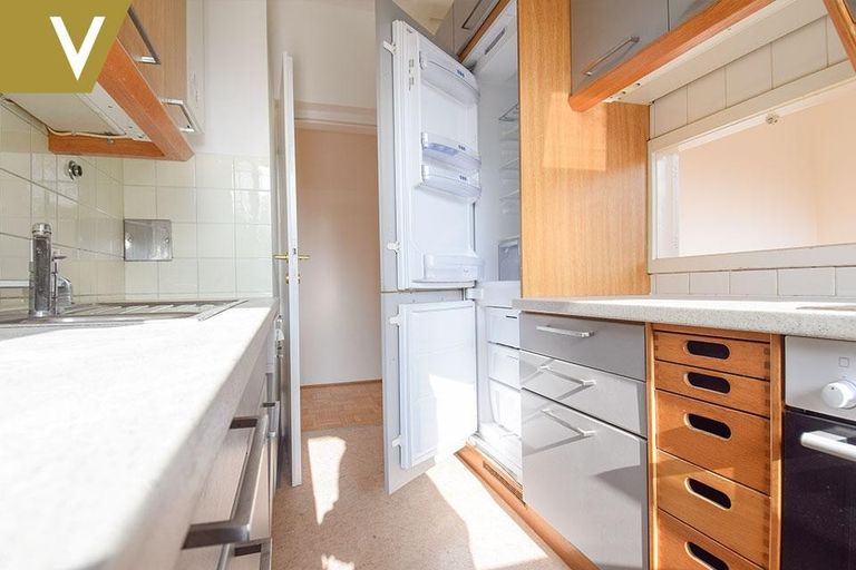 Küche mit Durchbruch zum Essbereich im Wohnzimmer