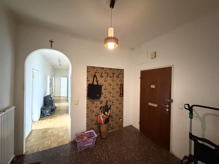 Wohnungseingang / Flur ( noch bewohnt )