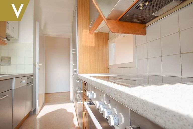 Küche mit Durchbruch zum Essbereich im Wohnzimmer