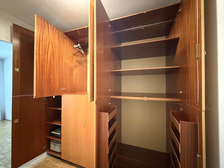 Schlafzimmer 2 / 2 mit Schrankraum und Einbauschr.