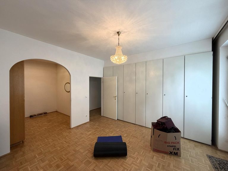 Schlafzimmer 2 / 2 mit Schrankraum und Einbauschr.