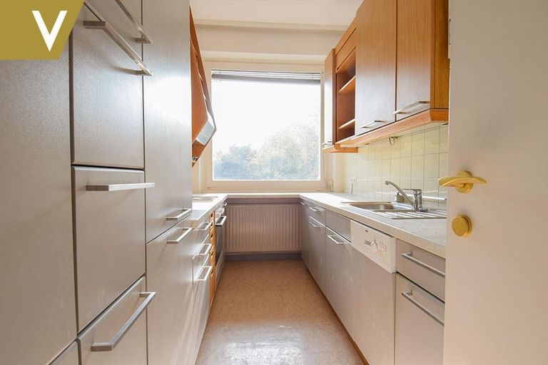 Küche mit Durchbruch zum Essbereich im Wohnzimmer