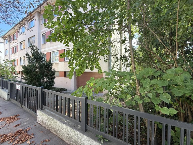 Wohnhaus / Straßenansicht