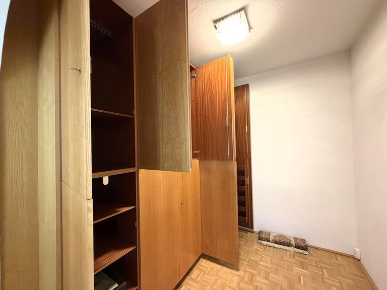 Schlafzimmer 2 / 2 mit Schrankraum und Einbauschr.