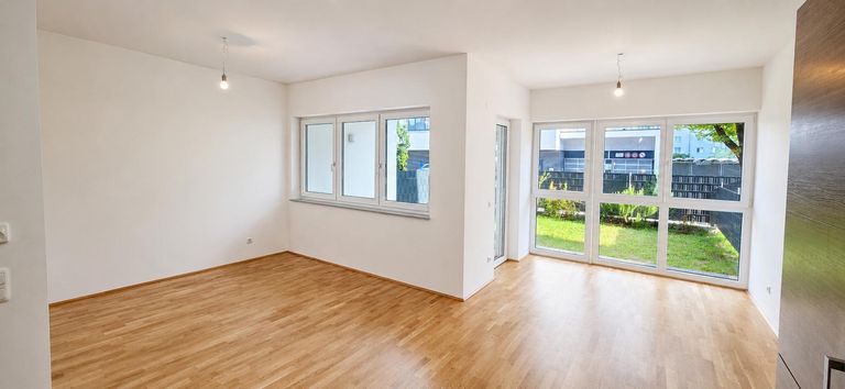 Wohnzimmer mit Küche und Essbereich  3