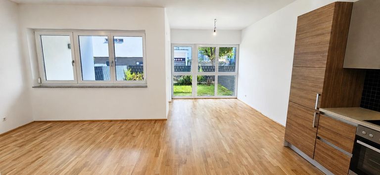 Wohnzimmer mit Küche und Essbereich 1