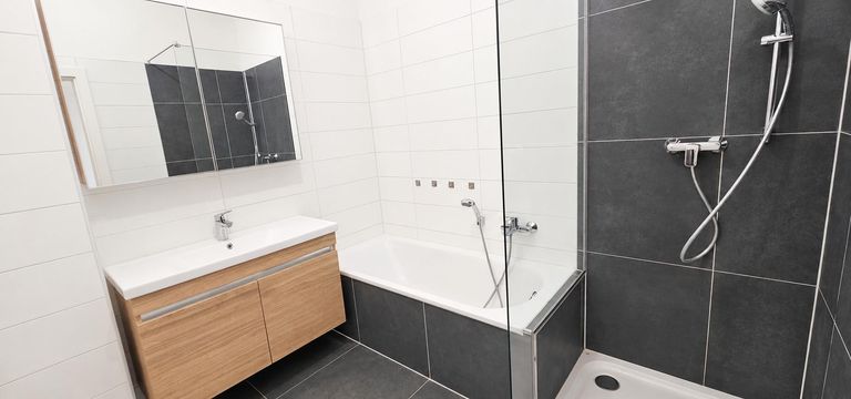 Bad mit Badewanne und Dusche 1. Aufnahme