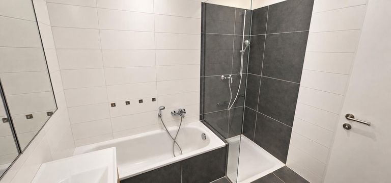 Bad mit Badewanne und Dusche 2. Aufnahme