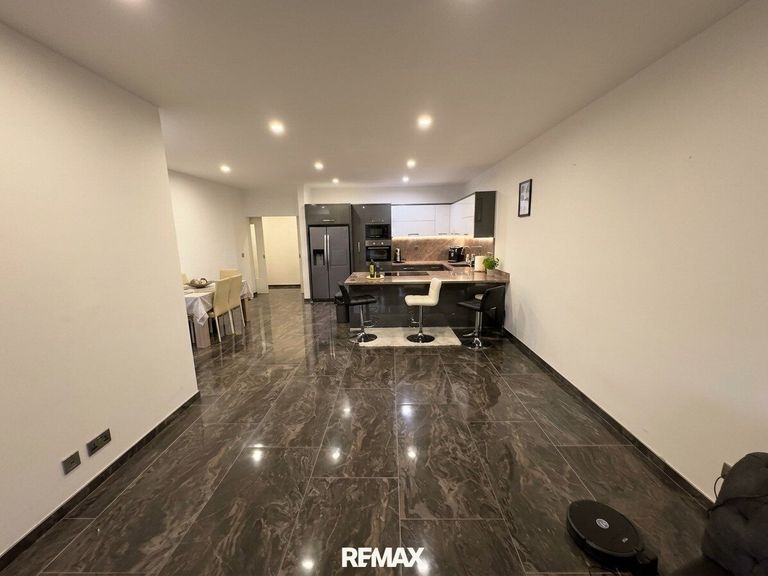 Offenes Wohnzimmer mit Küche