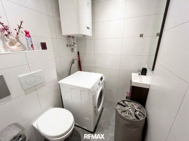 separates WC