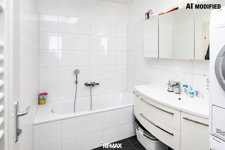 Badezimmer mit Dusche und Badewanne