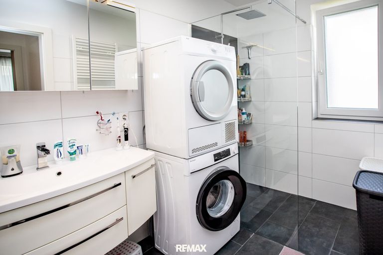Badezimmer mit Dusche und Badewanne