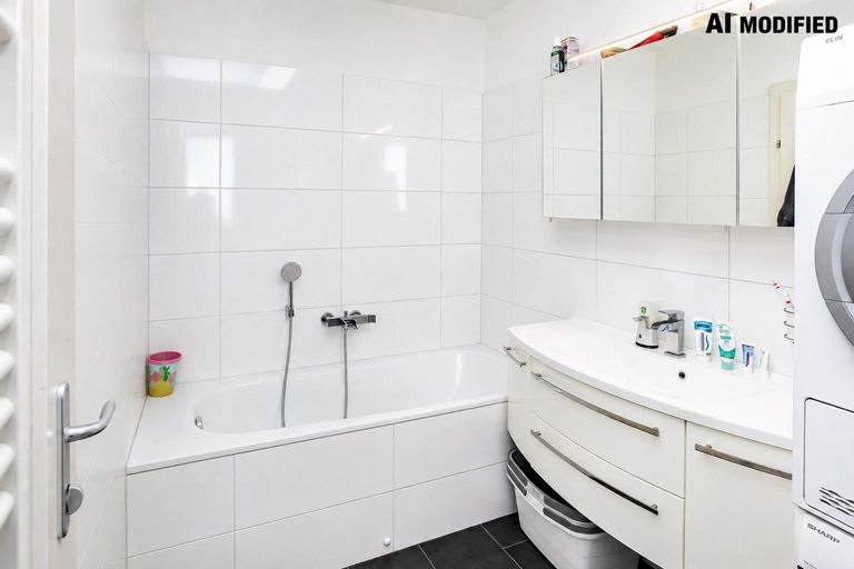 Badezimmer mit Dusche und Badewanne