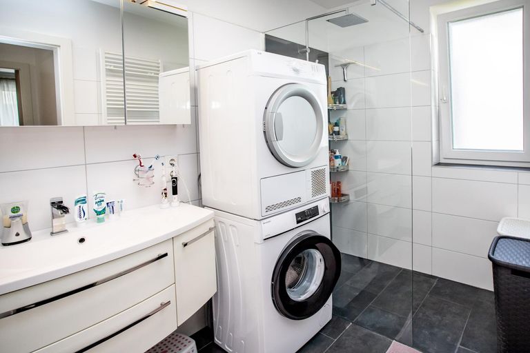 Badezimmer mit Dusche und Badewanne