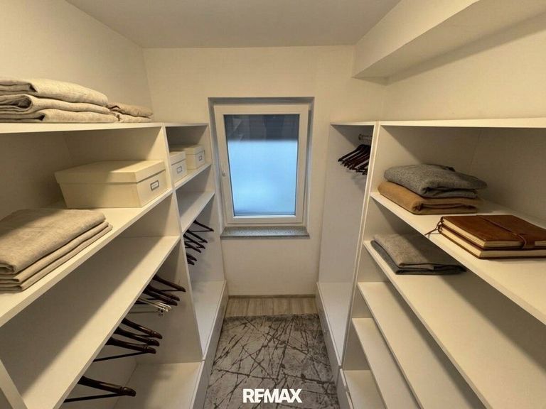 Begehbarer Schrank