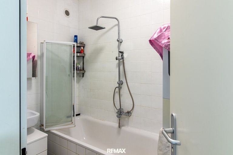 Badezimmer mit Badewanne und Duschmöglichkeit