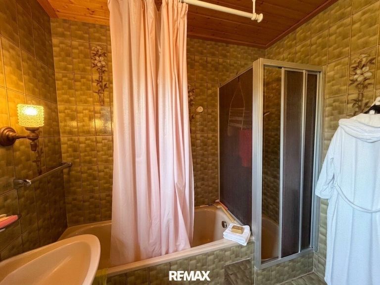 Badezimmer inkl. Badewanne & Dusche