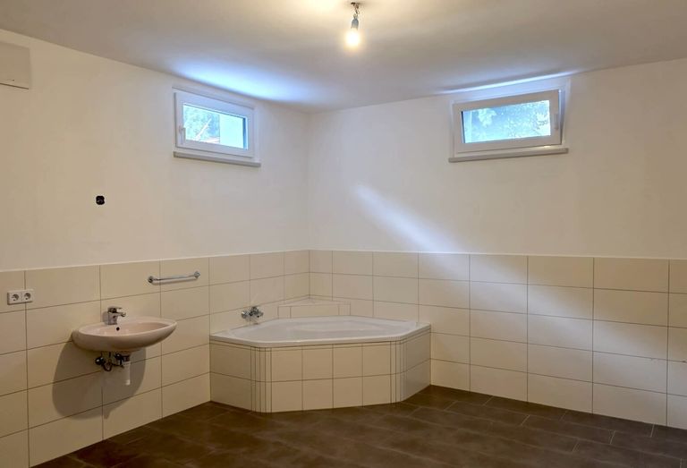 Badezimmer mit Badewanne Ansicht 1