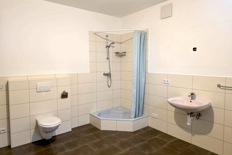 Badezimmer mit Dusche und WC Ansicht 2