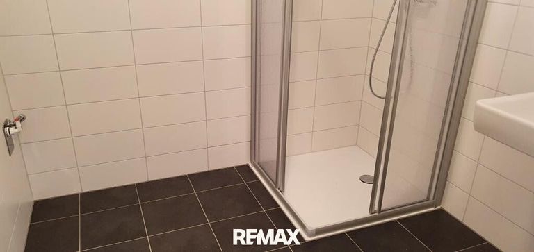 Bad mit Dusche und Waschmaschinenanschluss