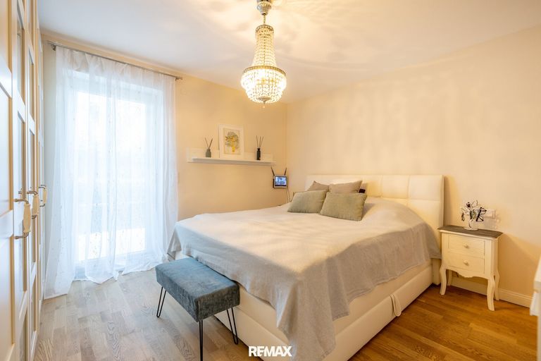 Schlafzimmer im Erdgeschoss mit eigenem Badezimmer