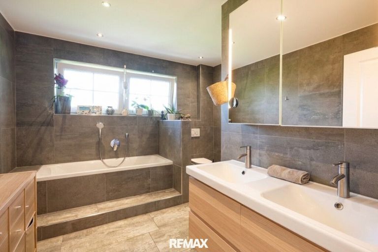 Großes Badezimmer im OG mit Wanne, Dusche und WC (mit KI aufgeräumt)