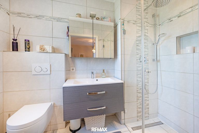 Badezimmer im Erdgeschoss mit Dusche und WC