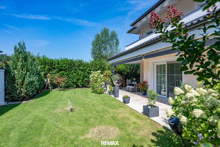 Südwestlich ausgerichteter Garten und Terrasse