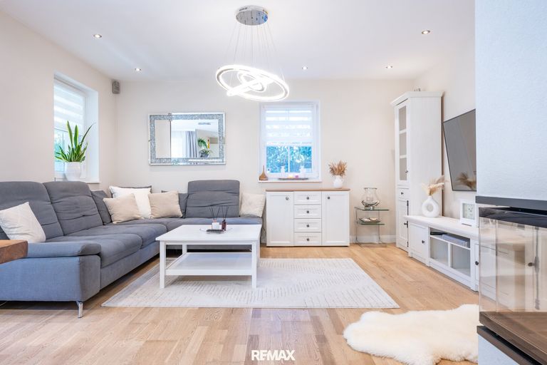 Helles Wohnzimmer mit Kamin