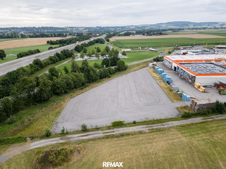 A1 abfahrt direkt angrenzend