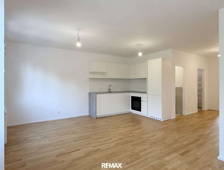Wohnzimmer mit offener Küche